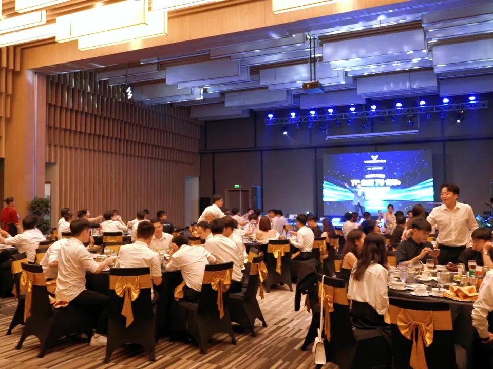 Vinrobotics team spirit and gala dinner moment