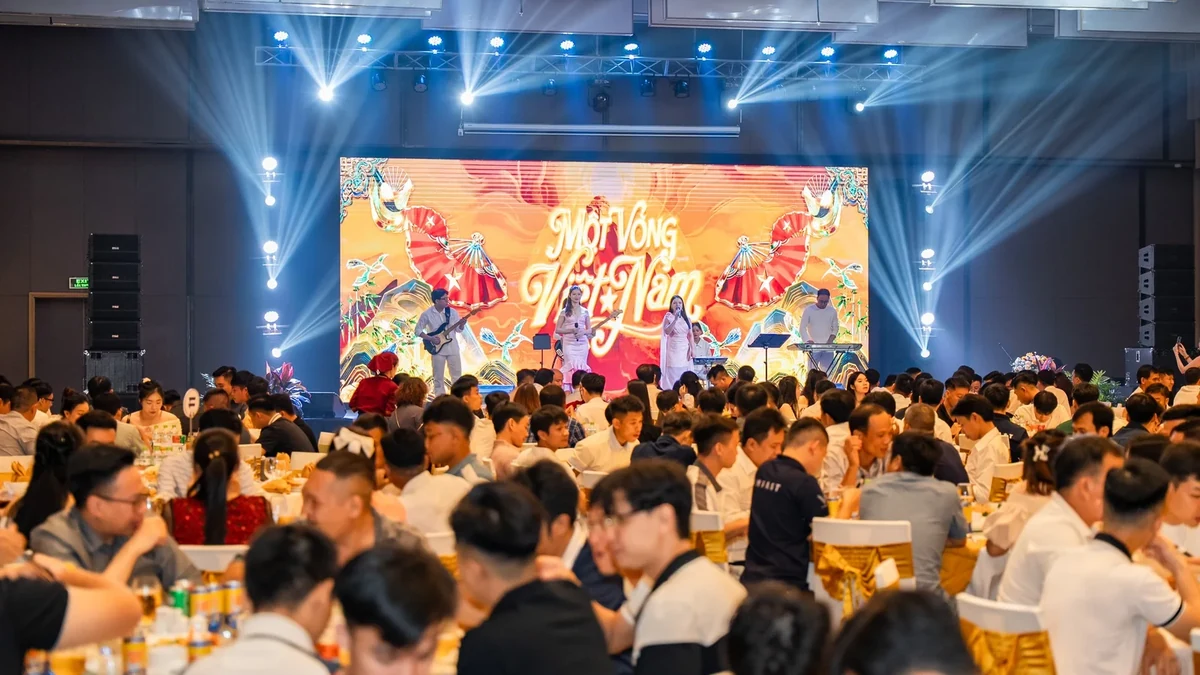 Vietnam corporate gala dinner with LED stage and banquet guests